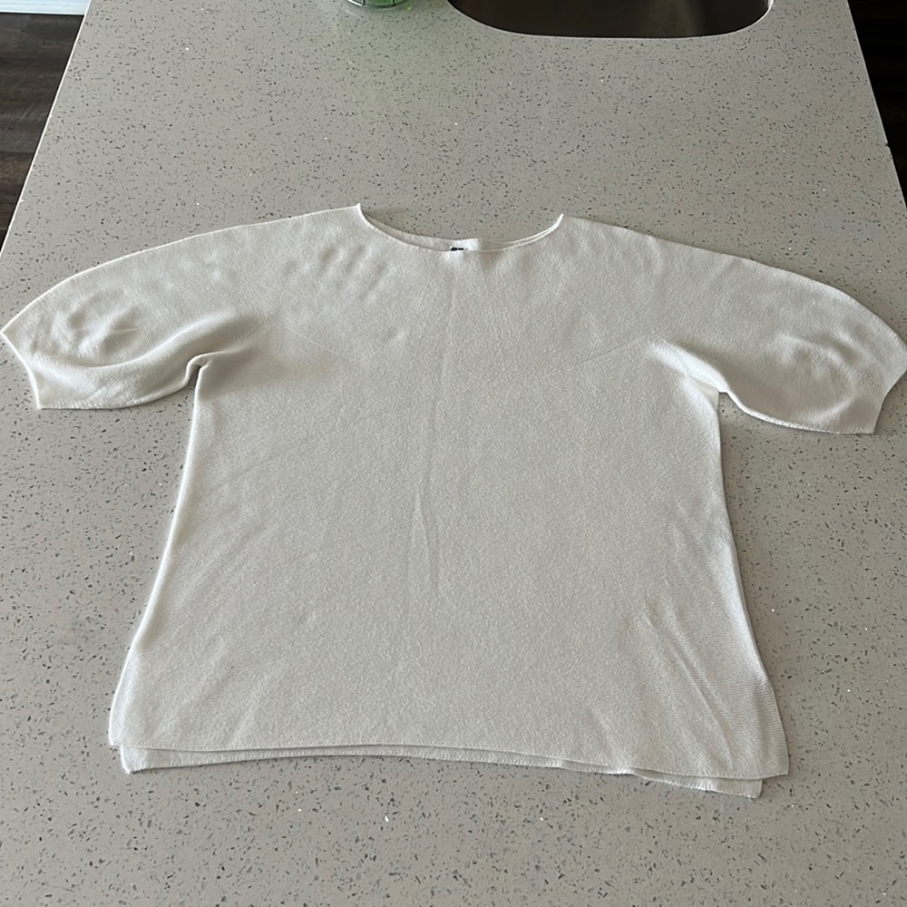 Uniqlo white top